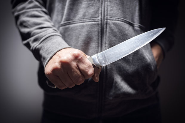 Ножем избо маћеху у врат, отац га спречио да је убије: Покушај убиства у породици у Новом Бечеју
